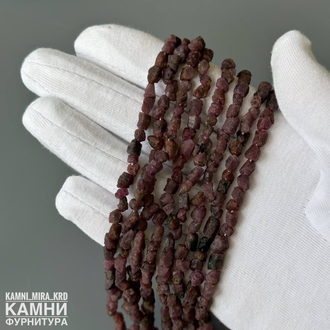"Рубин" красный корунд дикие кусочки 4-6х3-5 мм, цена за нить 19 см