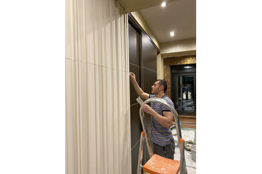 Свои панели мы можем смонтировать даже сами, теми же мастерами, которые их делают и работают на производстве.