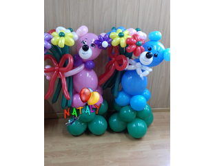 Медведь из шаров. Фигура из шаров мишка. Мишка с цветами из шаров. Мишка с букетом из шаров. Шарики цветочки таганрог