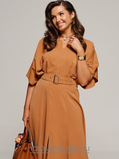 Женское платье из струящейся ткани цвета кэмел