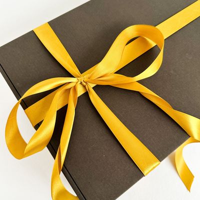 Черная подарочная коробка GILEV 37x26x12см с золотой лентой и наполнителем