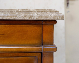 Тумба под встроенную раковину с мраморной столешницей.