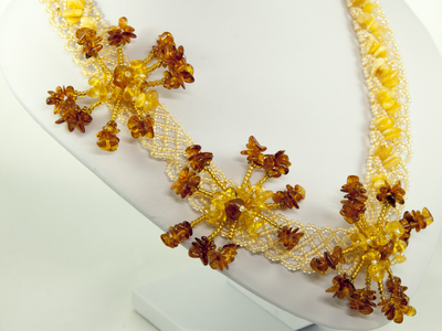 Колье с цветами из янтаря и чешского бисера 00499