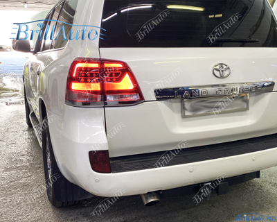 Cтопы Toyota Land Cruiser 200 07-15 в стиле 21 года LED (красные с белым низом)