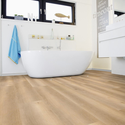 Биополы Purline Wineo 1200 wood XXL Welcome Oskar MLP269R в интерьере ванной