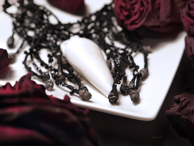 Коллекционное колье из фарфора "Сказочный сон принцессы Северного моря"