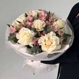 Букет с французскими розами и альстромерией