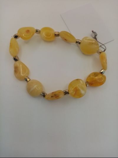 Браслет из натурального янтаря на резинке с бижутерией