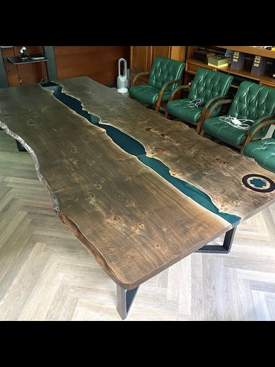 стол в переговорную из слэбов карагача и эпоксидной смолы