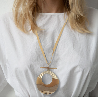 (АРТИКУЛ: 9000/02) КОЛЬЕ ЖЕНСКОЕ, С ПОДВЕСКОЙ В БЕЖЕВЫХ ТОНАХ, ЮВЕЛИРНЫЙ ПЛАСТИК, ЗОЛОТИСТЫЙ МЕТАЛЛ, БЕЖЕВЫЙ КОЖАНЫЙ ПЛОСКИЙ ШНУРОК