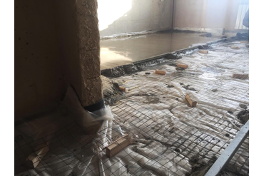 Армировочная стальная сетка укладывается поверх целлофана (техническая клеёнка) и должна быть приподнята от основания на высоту в зависимости от толщины слоя стяжки.