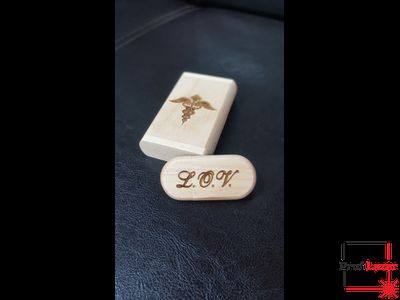 Флешка в деревянном футляре с гравировкой