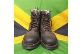 Коричневые ботинки DR. Martens из натуральной кожи представлены от 36 до 45 размера. Образ как брутальных мужчин, так и нежных женщин.