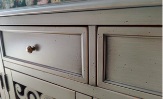 Комод 4х секционный с резными дверками серый.