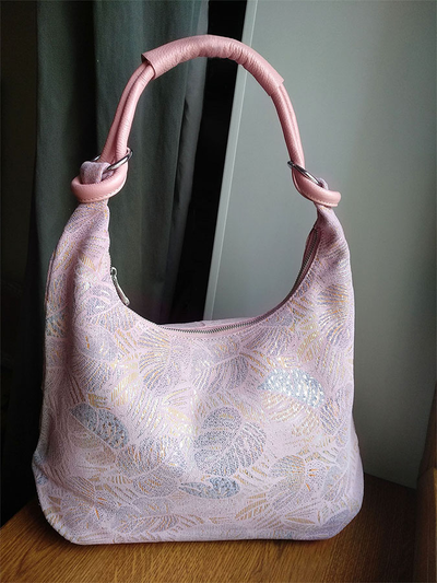 (АРТИКУЛ: 9883/1/5) СУМКА МЕШОК, БОЛЬШАЯ, НАТУРАЛЬНАЯ КОЖА С ЛАЗЕРНОЙ ОБРАБОТКОЙ, РОЗОВАЯ С СЕРЕБРИСТО-БЕЖЕВЫМ РИСУНКОМ, ЧЕРЕЗ ПЛЕЧО