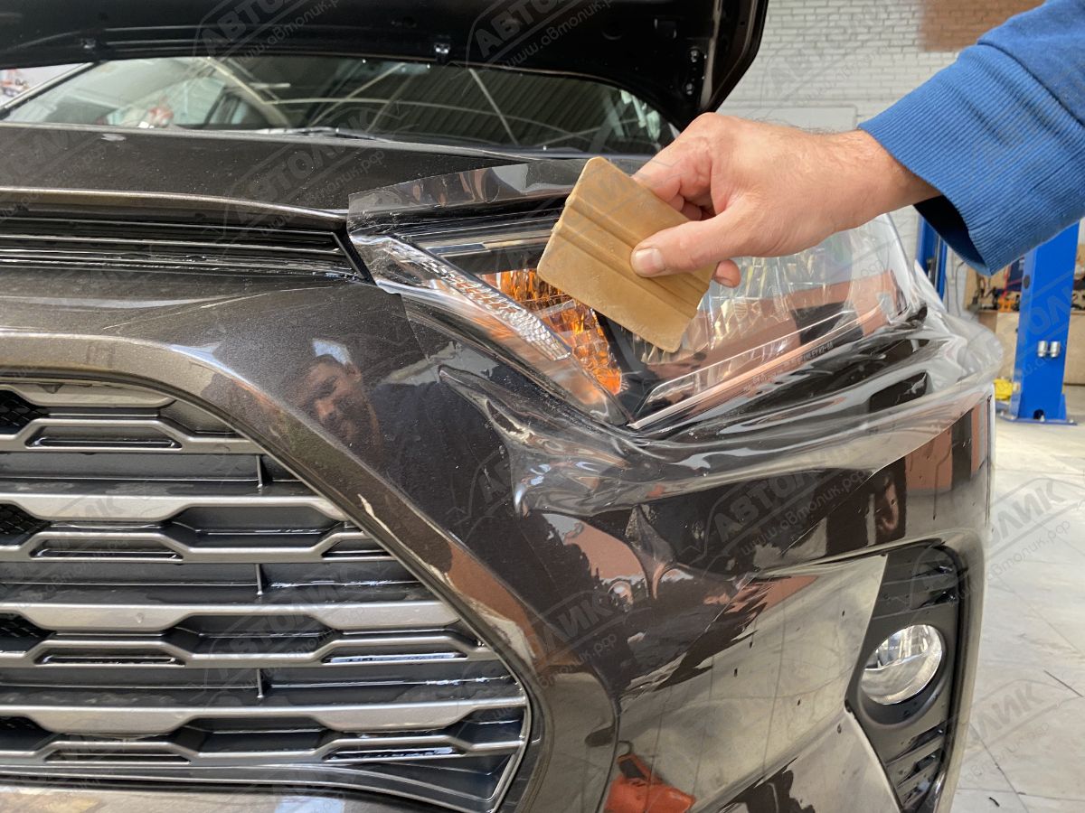 Установка бронепленки на фары автомобиля