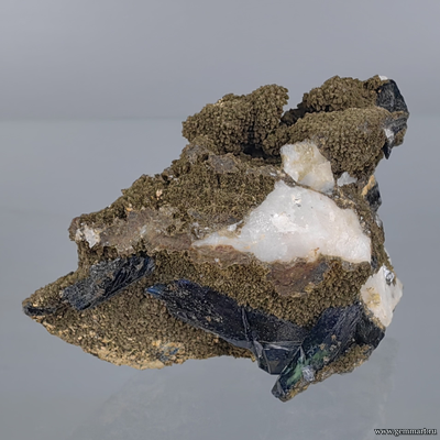 Вивианит, сидерит, молочный кварц. Светлинское (Au) месторождение. Россия. 65*35*42мм