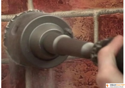 Установка подрозетника в кирпичной стене дачи Москва ИВАНМАСТЕР