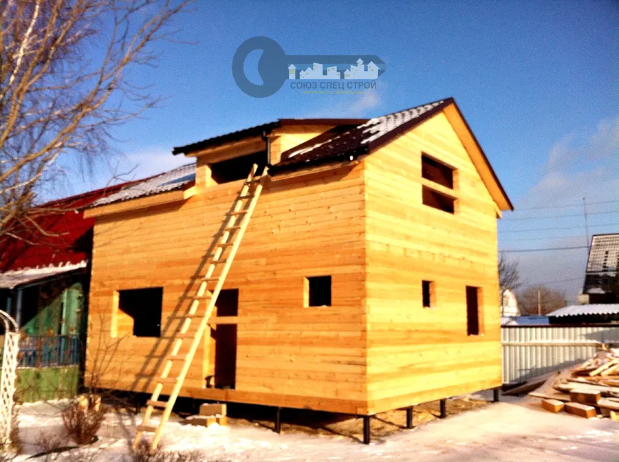 Полутороэтажный сруб дома из бруса
