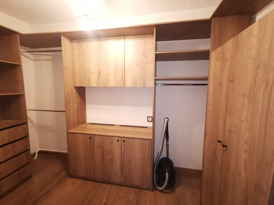 Гардеробная комната
 
ЛДСП  16 Egger Дуб Галифакс табак
Кромка ПВХ 2,0 19мм—в цвет 
Кромка ПВХ 0.4 19мм—в цвет 
Петли с доводчиком Firmax

