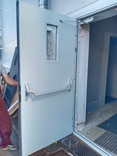 Дверь противопожарная с антипаникой штангой и остеклением