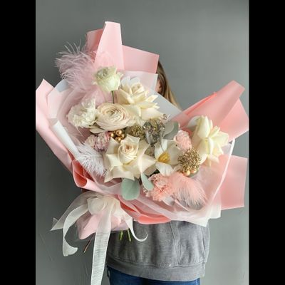 КРАСИВЫЙ БУКЕТ ИЗ РОЗ, ПИОНА, ЗЕЛЕНИ, АЛЬСТРОМЕРИЙ И ЭУСТОМЫ