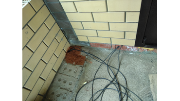 Прокладка 240 метров кабеля в грунте и бетоне. 
Соединение двух домофонов с функцией интеркома. 
Установка электозамка. 
Установка вызывной панели с углом обзора 120 град. 
Качественный монтаж ! 