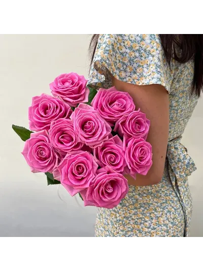 11 розовых роз