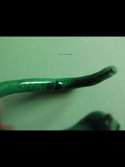 Необычный браслет в виде зелёной змеи