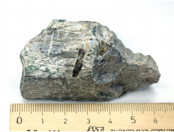 Дельхайелит с серебристой иризацией, светится в УФ, Россия, Мурманская обл. (63*39*32 мм, вес: 85 г) №26498