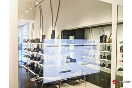 Умное зеркало в магазине обуви No One на Тверской улице в Москве.