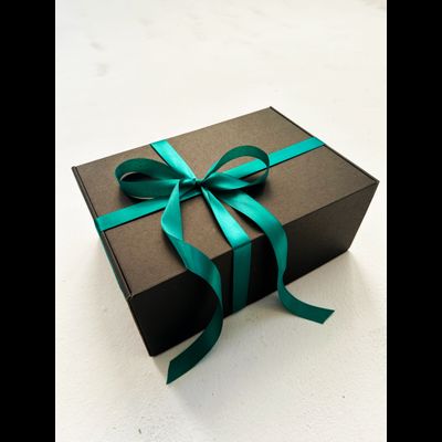 Большая подарочная коробка GILEV 37x26x12см с зеленой лентой и наполнителем