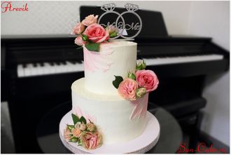 Торт свадебный с цветами и топерами в виде колец