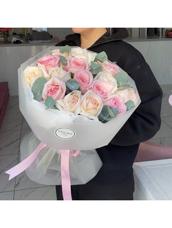 БУКЕТ ИЗ 15 ПИОНОВИДНЫХ РОЗ МИКС С ЭВКАЛИПТОМ