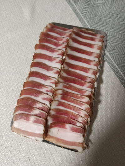 Домашнее сало нарезка с черным перцем и чесноком | ферма СытникЪ