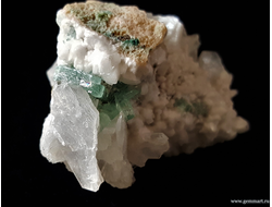 Апофиллит и стильбит на породе 40*38*21мм.