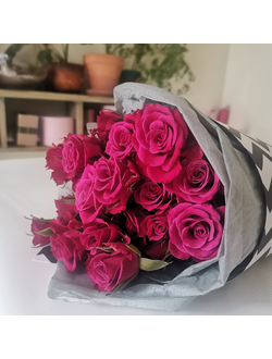 Кустовые розы в оригинальной упаковке