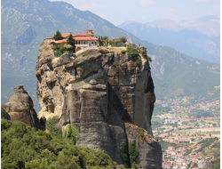 Купить греющую картину с фото дом на скале