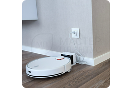 Впечатляющий дизайн: установка массивного белого плинтуса Dollken Cubu Flex Life 60XL создает монументальный акцент в интерьере, подчеркивая статусность пространства.