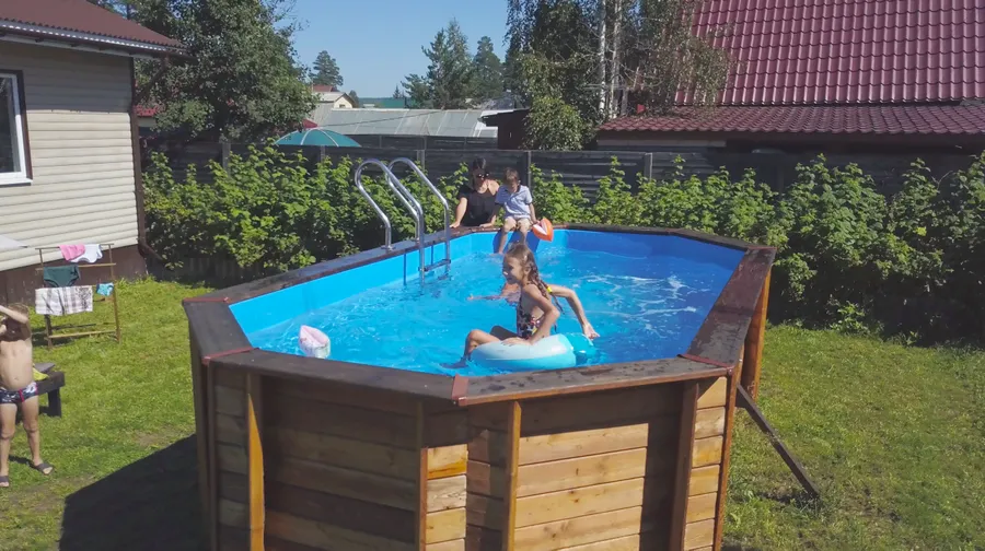 Бассейн "Баргузин" установлен на поверхности без бетонных работ, приобретен заказчиком в базовой комплектации и собран самостоятельно. 