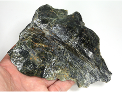 Серпентин, необработанный, дикий образец, Россия, КЧР, Урупский район (131*95*23 мм, 258 г) №37720