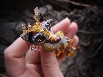 "Пятихвостая кицунэ, разжигающая пламя лисица", фэнтези-брошь в восточном стиле