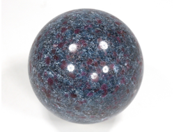 Шар Корунд красный (рубин) в кианите, светится в УФ, Индия (56 мм, 344 г) №29722