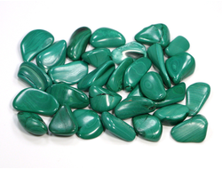 Малахит, галтовка в ассортименте, Конго (15-20 мм, 1,5-2,5 г) №22642