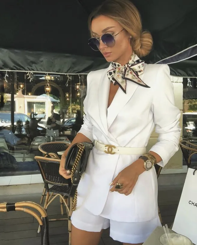 Не хочешь работать уборщицей? Стань эскортницей.