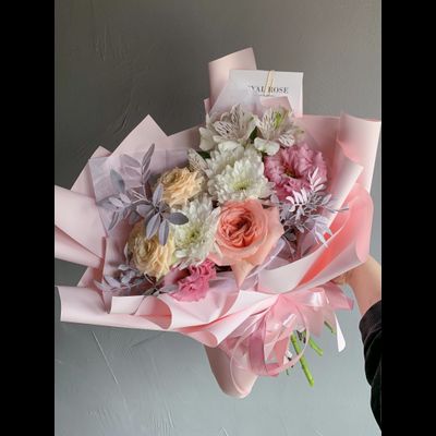 БУКЕТ ИЗ ХРИЗАНТЕМ, КУСТОВЫХ РОЗ, ЭУСТОМЫ В КРАФТ