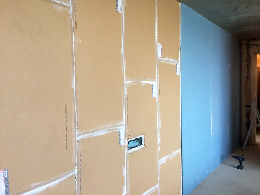 Комплексная система на виброподвесах работает независимо и препятствует проникновению структурного и воздушного шумов до 85 дБ(RW)