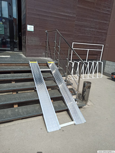 Ograzhdenie-kryl'tsa-iz-nerzhaveyushchey-stali