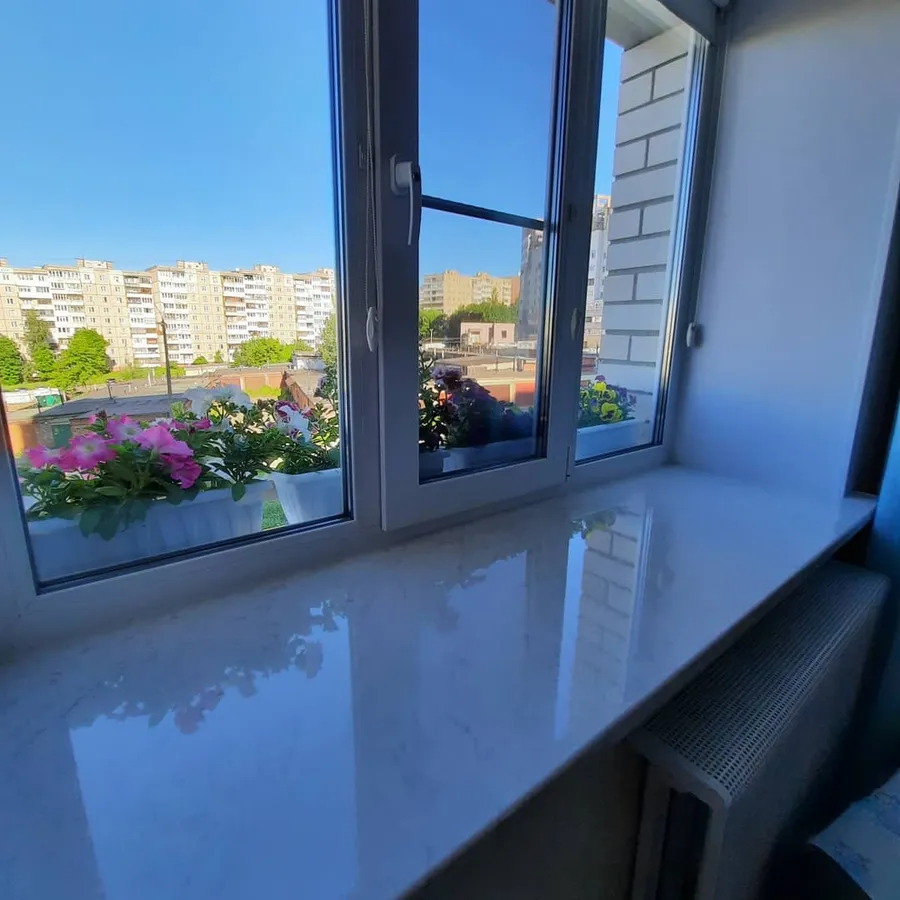 Окно Века Софтлайн 70 мм с отделкой и немецким подоконником Мёллер