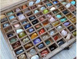 Коллекция камней в коробке